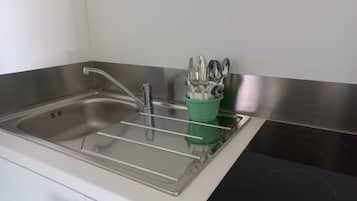 Fridge, stovetop, coffee/tea maker, electric kettle
