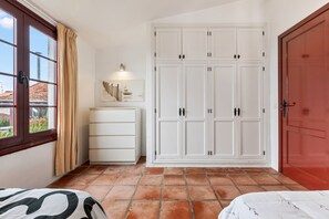 3 chambres, fer et planche à repasser, Wi-Fi, draps fournis