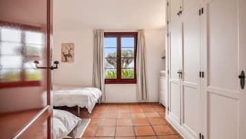 3 bedrooms, iron/ironing board, WiFi, bed sheets