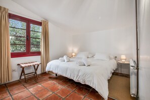 3 slaapkamers, een strijkplank/strijkijzer, wifi, beddengoed