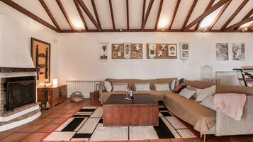 Een televisie en een open haard