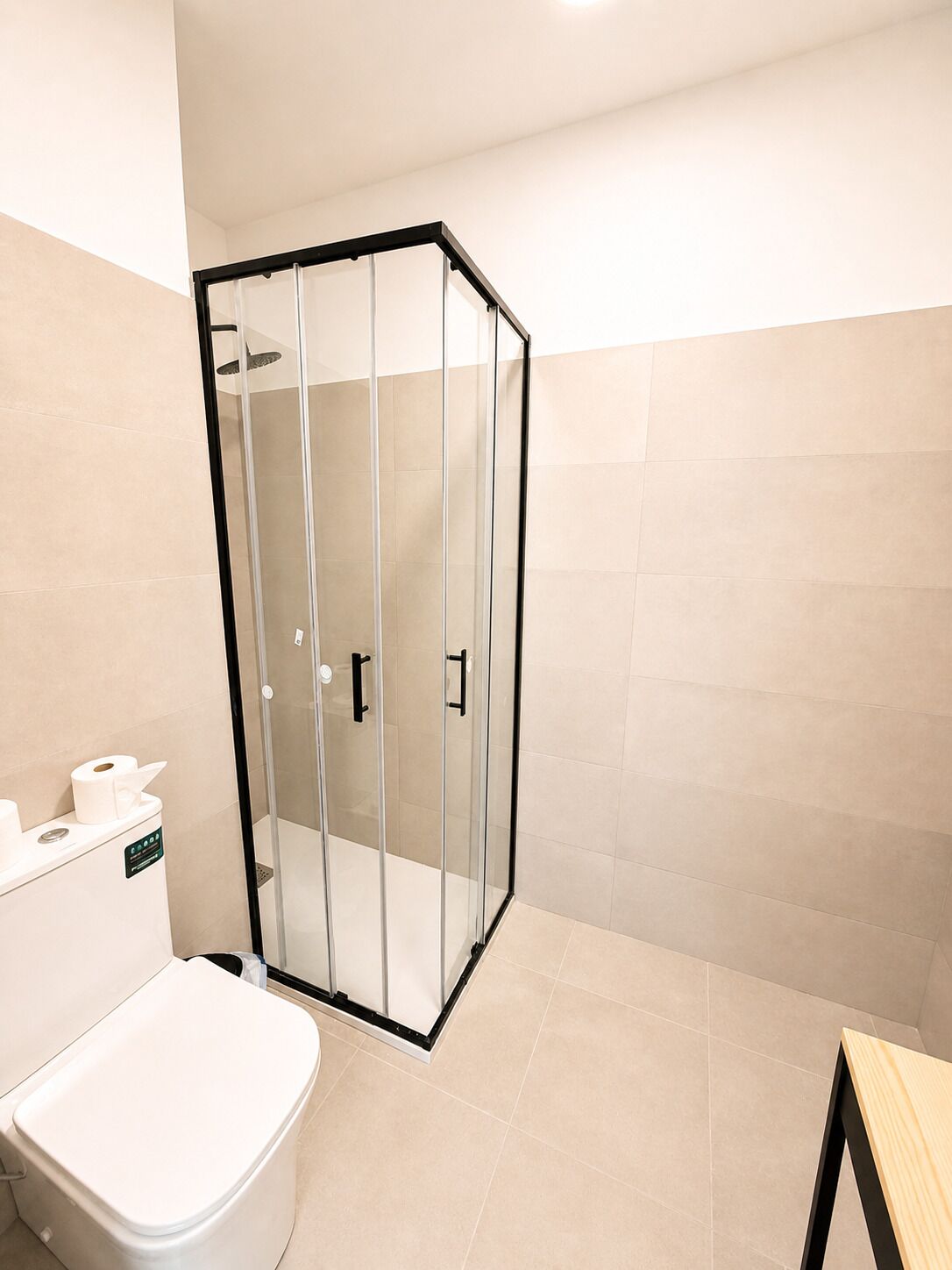Douche, serviettes fournies, savon, shampooing