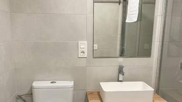 Shower, handuk, sabun, dan sampo