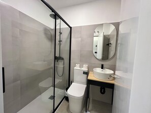 Classic Twin Room | Bathroom | Shower, towels, soap, shampoo
