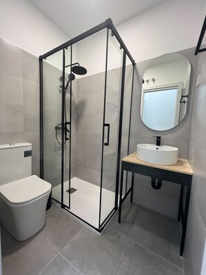Classic Twin Room | Bathroom | Shower, towels, soap, shampoo - Hostal Majadahonda (Majadahonda)