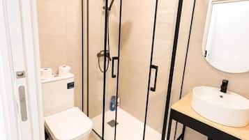 Shower, handuk, sabun, dan sampo