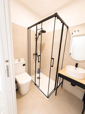 Shower, towels, soap, shampoo - Hostal Majadahonda (Majadahonda)