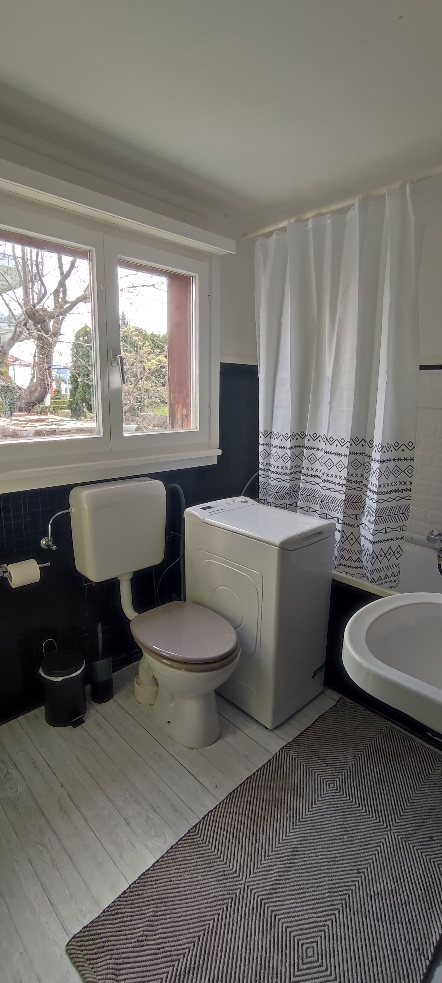 Een haardroger, handdoeken, zeep, toiletpapier