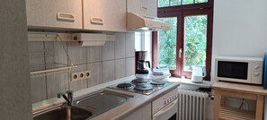 Kjøleskap, mikrobølgeovn, ovn og kokeplater