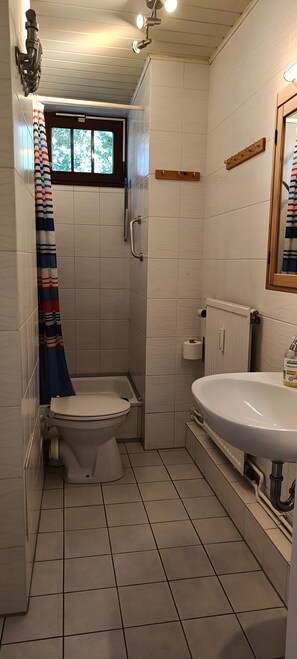 Shower, hair dryer, towels - Apartment '4 Dg' with Shared Garden and Wi-Fi (Cuxhaven)