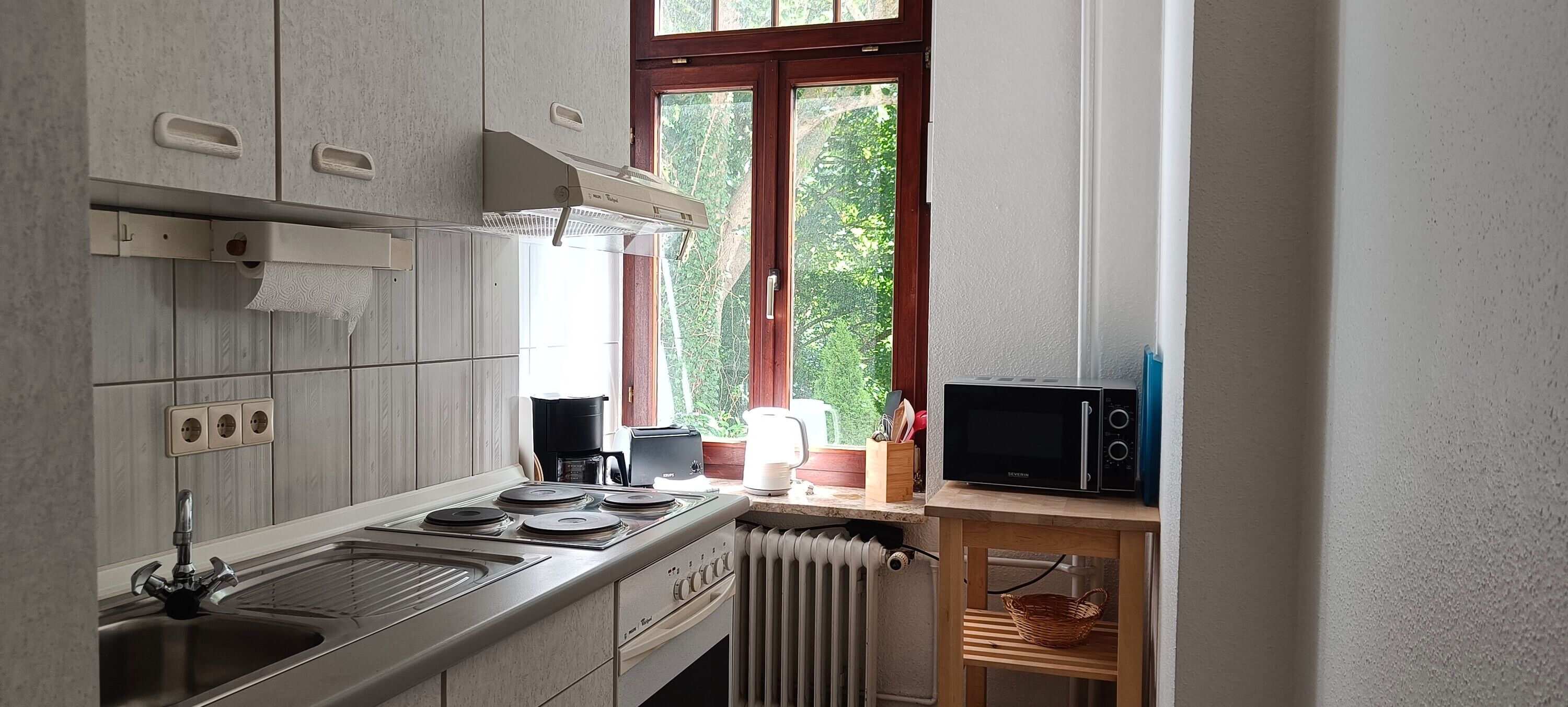 冷蔵庫、電子レンジ、オーブン、コンロ