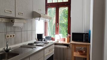 Frigorífico, microondas, horno y placa de cocina