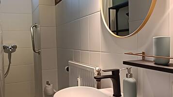 Dusche, Haartrockner, Handtücher