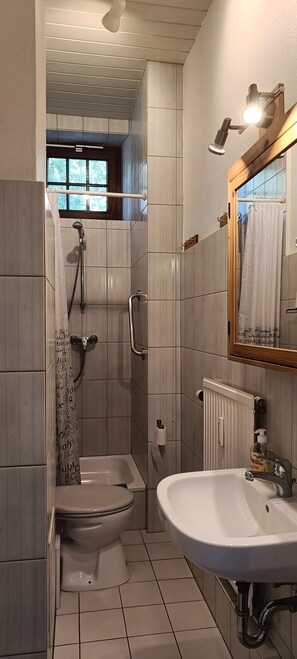 Regadera, secadora de cabello, toallas 