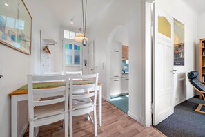 Dining - Apartment 'Ferienwohnung Nr 2' with Shared Garden and Wi-Fi (Cuxhaven)