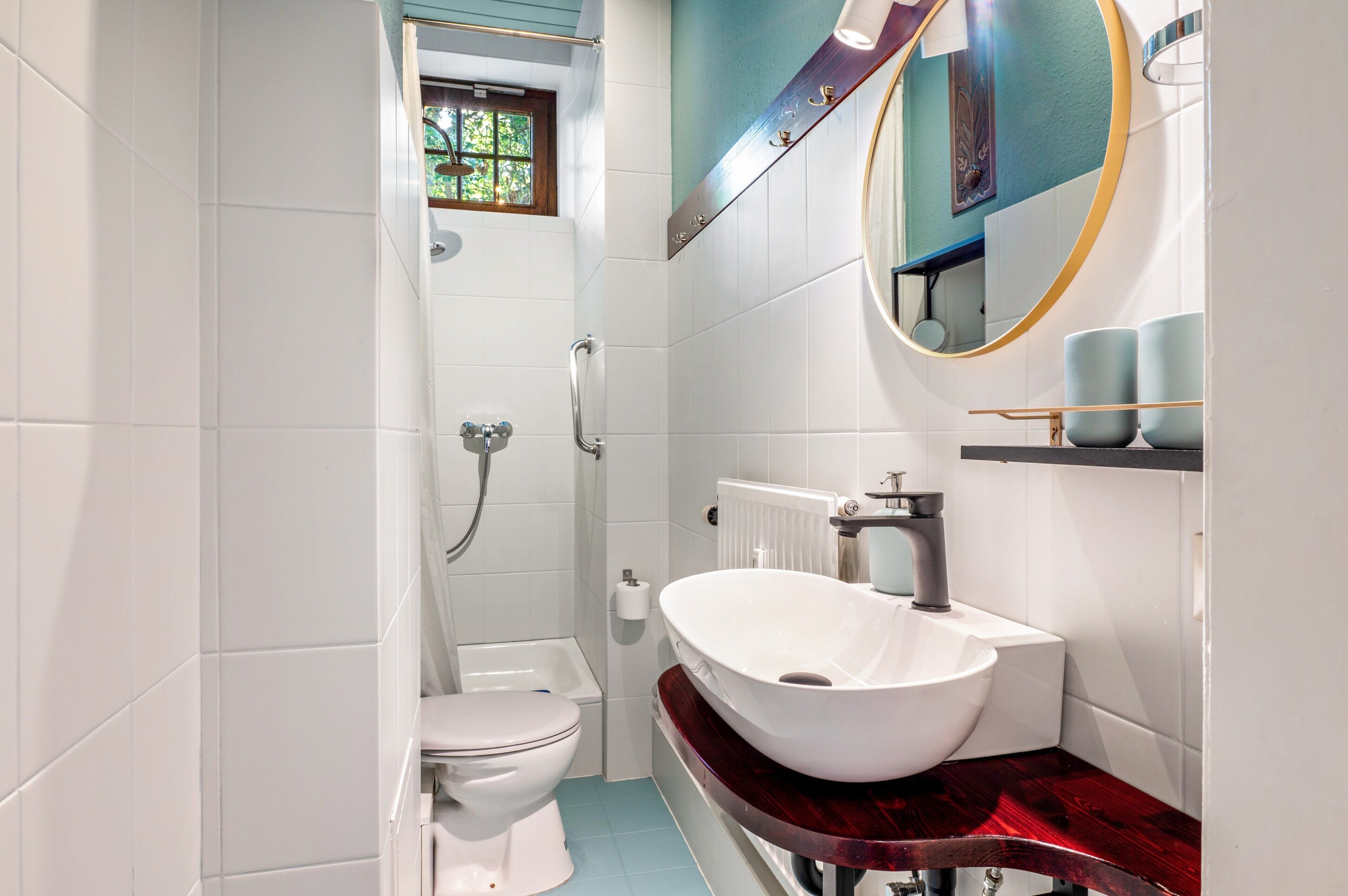 Shower, hair dryer, towels