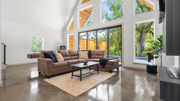 Smart-tv och eldstad