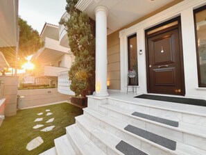 Exterior detail - Diamond of Riviera by ΜΡS (Alimos)