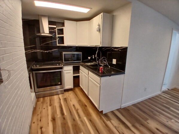 Fridge, microwave, oven, coffee/tea maker - CampRV Lookout Apartment – Peaceful Scenic Escape (Elkins)