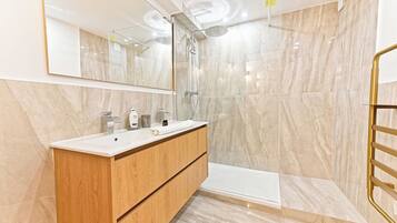 Apartment | Bathroom | Hair dryer, towels, soap, shampoo