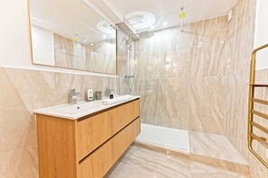 Apartment | Bathroom | Hair dryer, towels, soap, shampoo