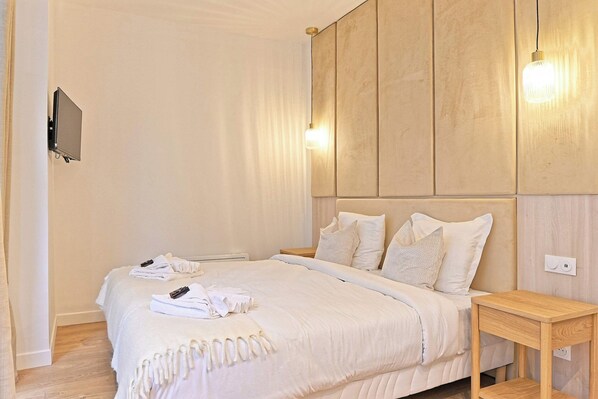 Apartment | Laptop workspace, iron/ironing board, bed sheets