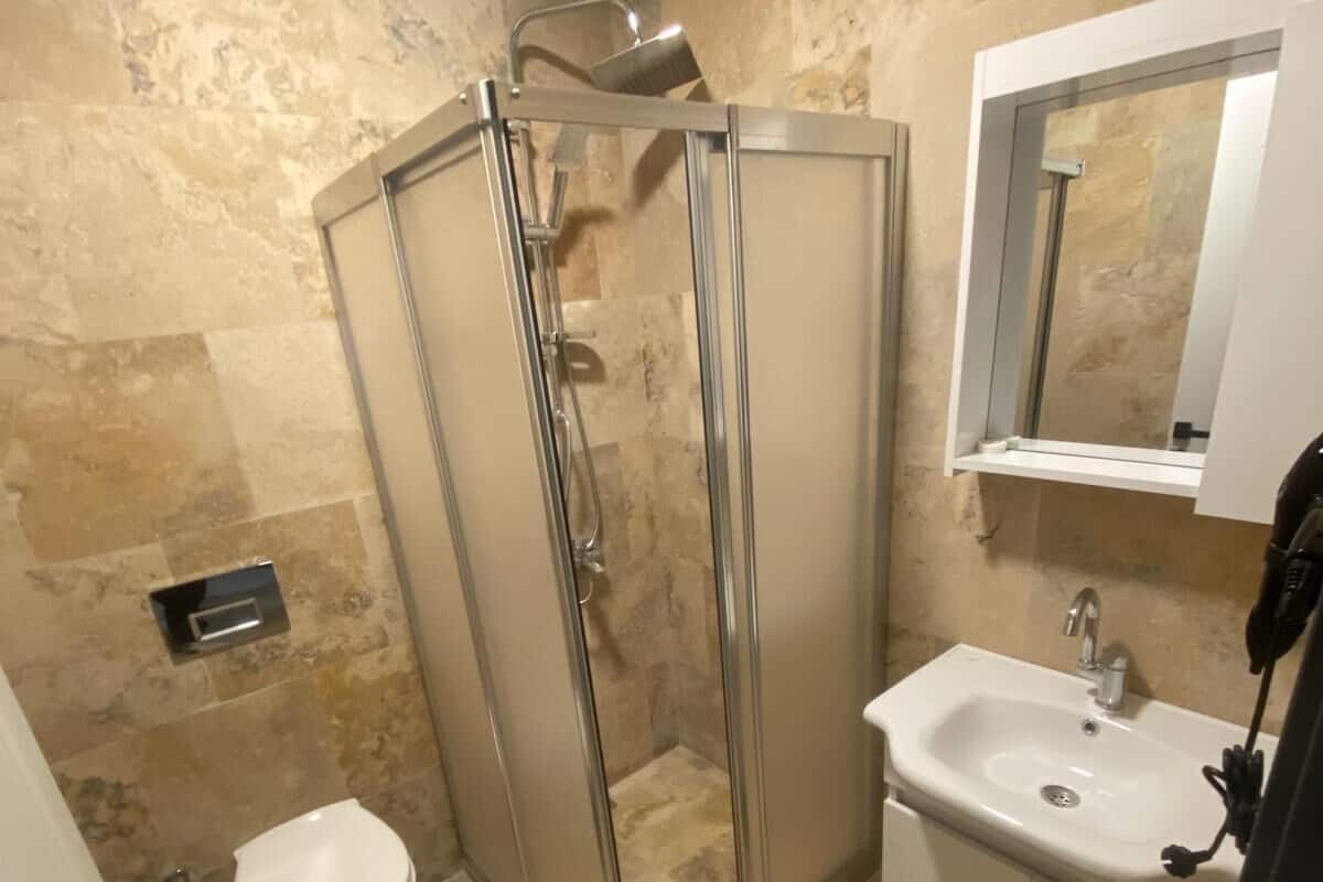 Standard Double or Twin Room, Garden View | Bathroom