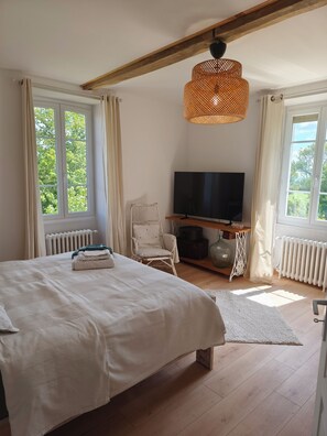 2 bedrooms, iron/ironing board, WiFi, bed sheets