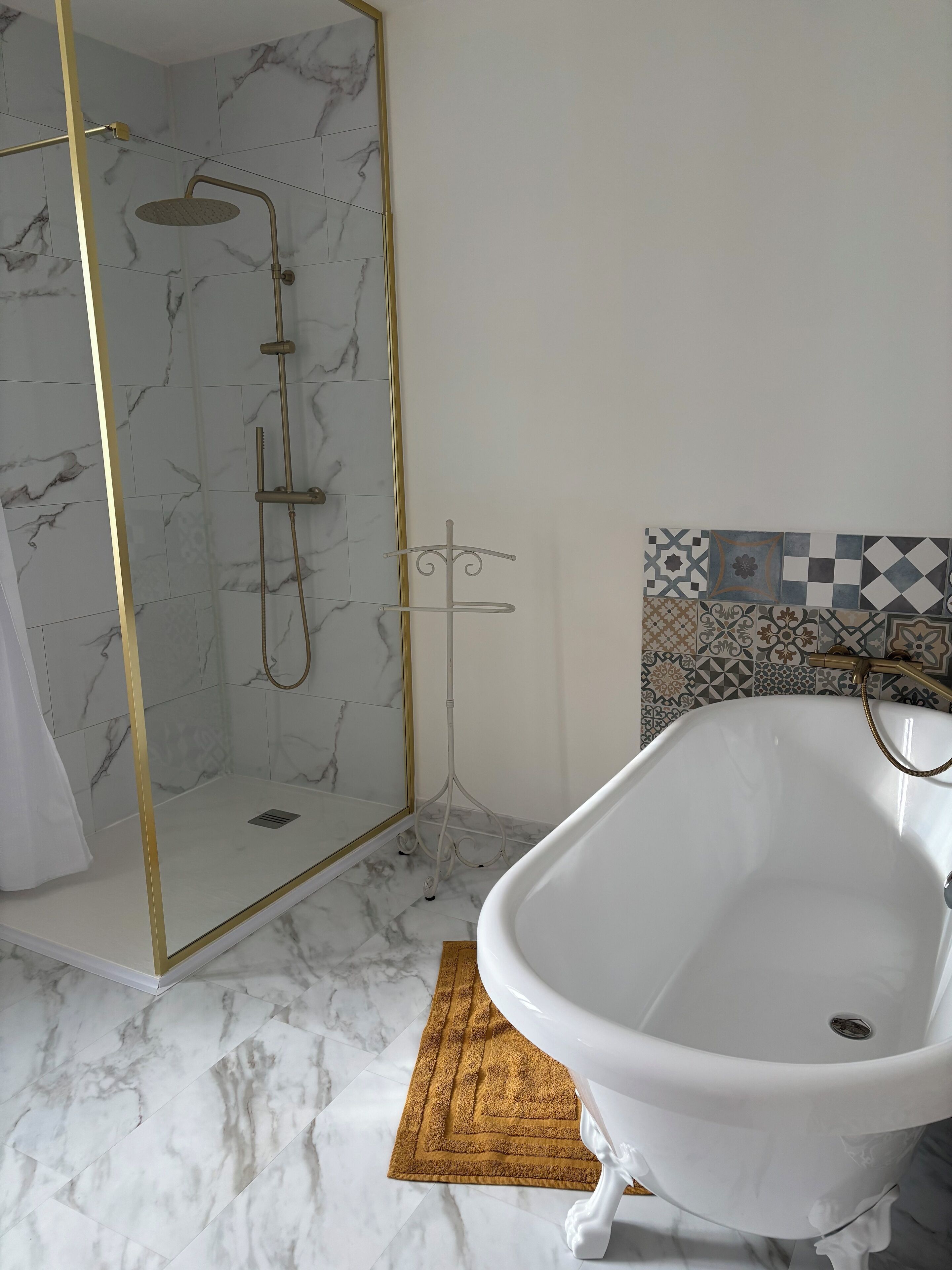 Regadera, toallas, papel de baño 