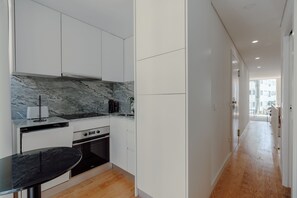 Køleskab, mikrobølgeovn, ovn, kogeplade