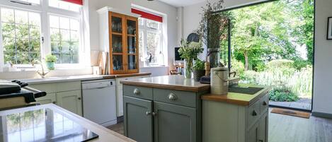 Batterie de cuisine, vaisselle et ustensiles