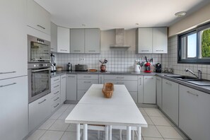 Jääkaappi, mikroaaltouuni, uuni, astianpesukone