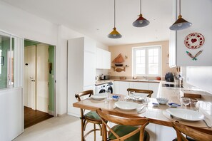Kylskåp, mikrovågsugn, ugn och diskmaskin