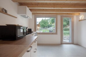 Frigorifero, microonde, forno, piano cottura