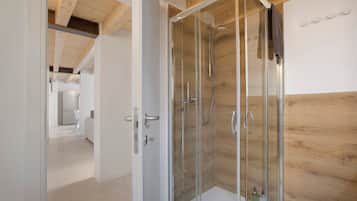 Dusche, Haartrockner, HandtĂŒcher