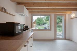 Jääkaappi, mikroaaltouuni, uuni, liesi