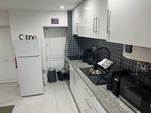 Micro-ondes, plaque de cuisson, cafetière/bouilloire