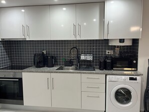 Micro-ondes, plaque de cuisson, cafetière/bouilloire