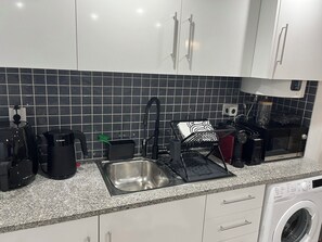 Mikrovågsugn, spishäll, kaffe- och tebryggare och vattenkokare