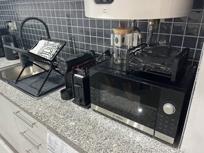 Mikrovågsugn, spishäll, kaffe- och tebryggare och vattenkokare
