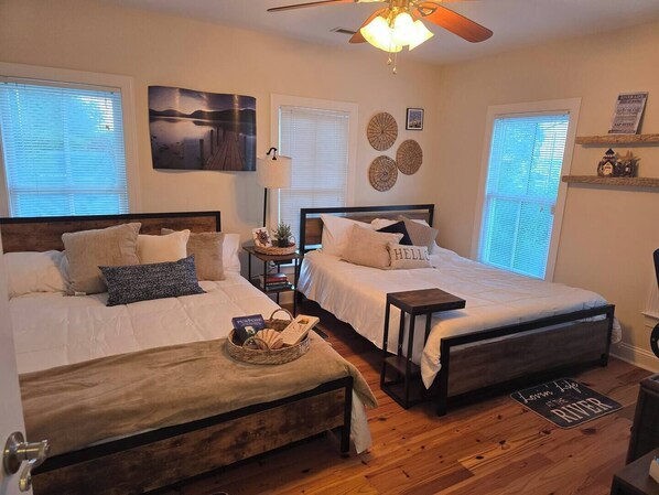 3 habitaciones, escritorio, tabla de planchar con plancha y wifi gratis 