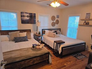 3 bedrooms, desk, iron/ironing board, free WiFi - Downtown Riverside Lighthouse (New Bern)