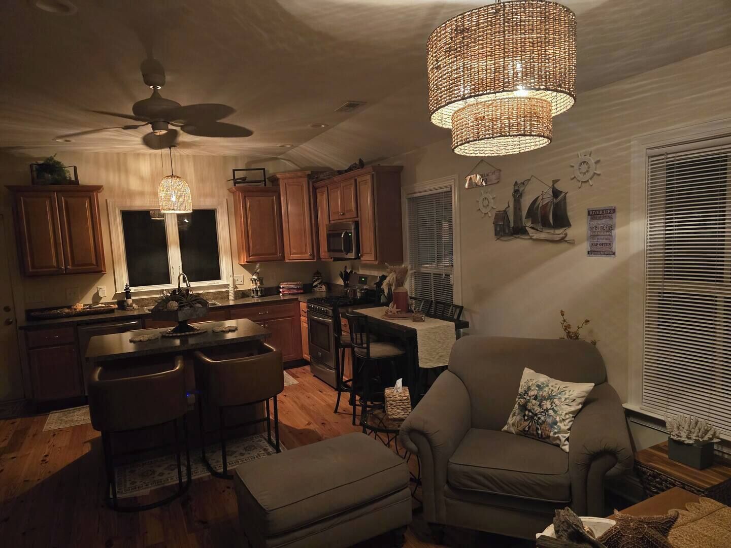 Televisor intel·ligent, llar de foc i llibres 