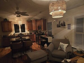 Smart TV, fireplace, books - Downtown Riverside Lighthouse (New Bern)