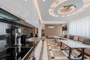 Villa, plusieurs chambres, piscine privée, vue montagne | Salle de séjour