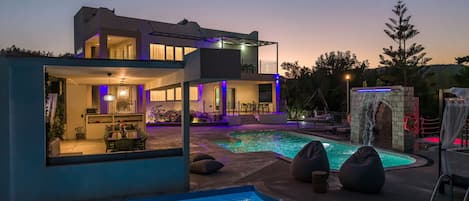 2 Außenpools, Cabañas (kostenlos), Sonnenschirme