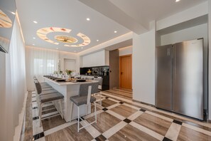 Villa, plusieurs chambres, piscine privée, vue montagne | Restauration dans la chambre