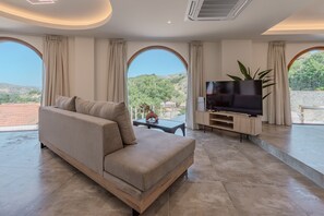 Villa, 4 chambres, piscine privée, vue montagne | Salle de séjour