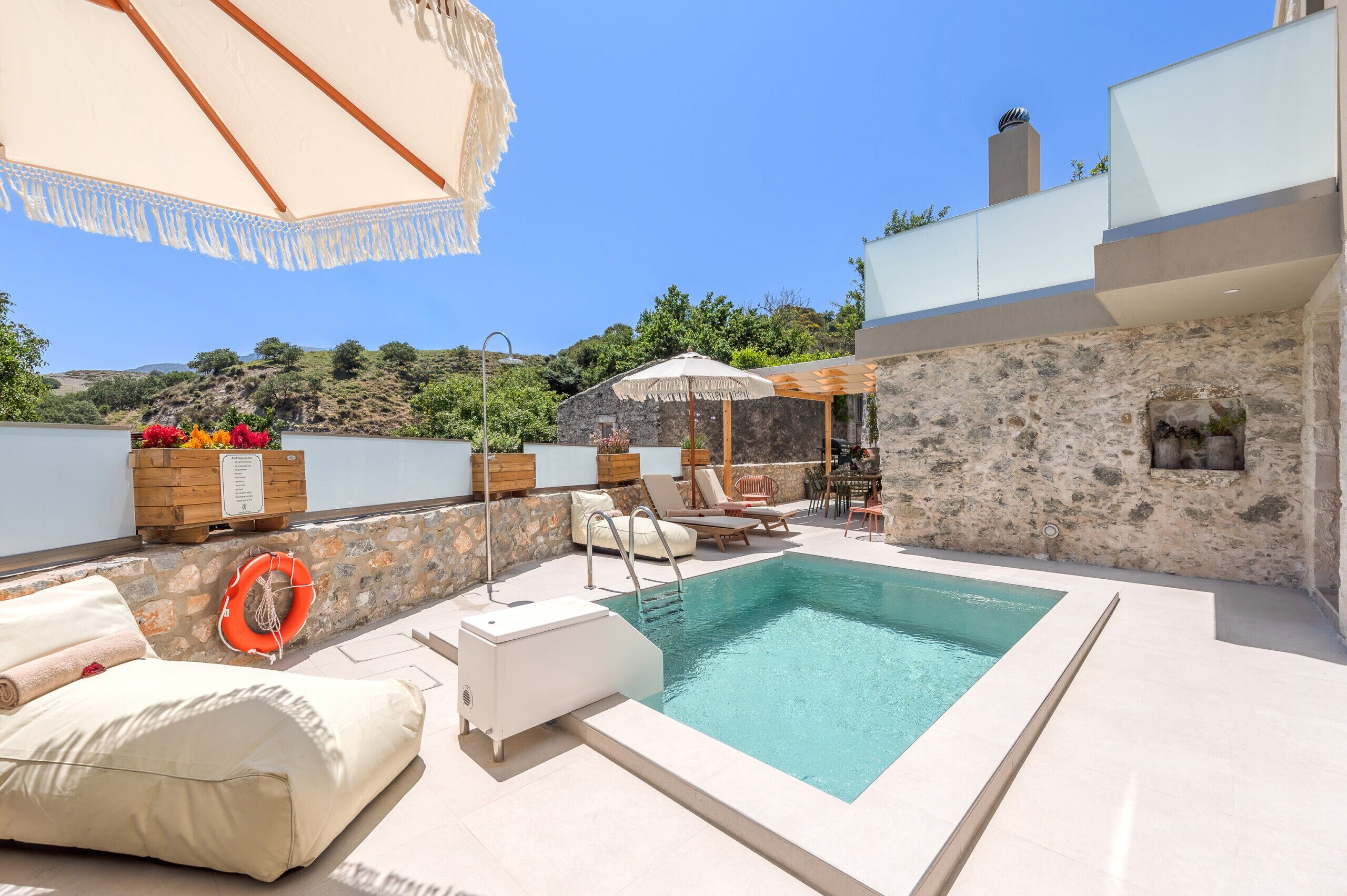 Außenpool, Sonnenschirme, Liegestühle