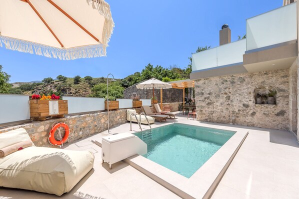 Piscine extérieure, parasols de plage, chaises longues